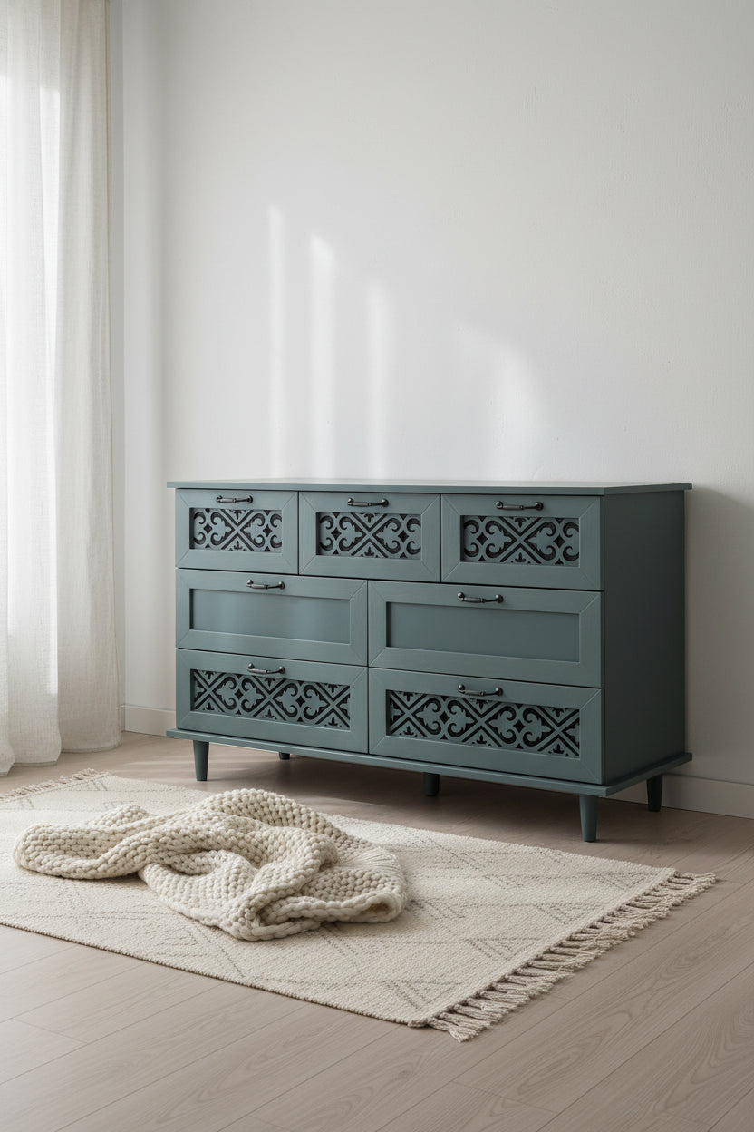 Commode horizontale à 7 tiroirs de style rétro avec façade de tiroirs sculptée et poignées métalliques pour chambre à coucher, salon