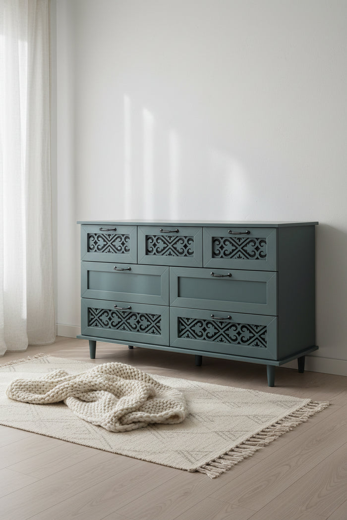 Commode horizontale à 7 tiroirs de style rétro avec façade de tiroirs sculptée et poignées métalliques pour chambre à coucher, salon