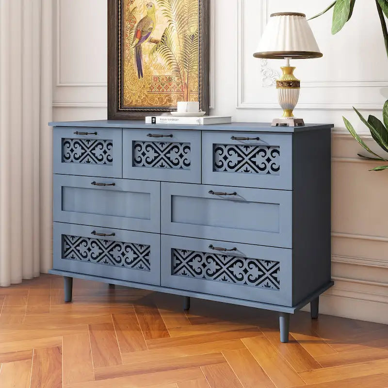 Commode horizontale à 7 tiroirs de style rétro avec façade de tiroirs sculptée et poignées métalliques pour chambre à coucher, salon