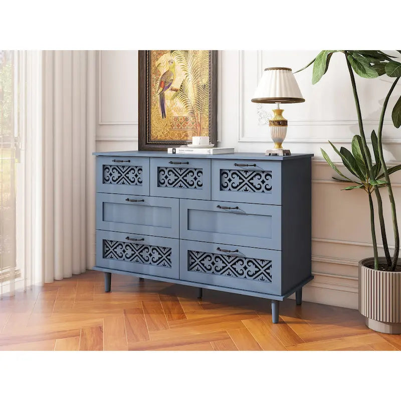 Commode horizontale à 7 tiroirs de style rétro avec façade de tiroirs sculptée et poignées métalliques pour chambre à coucher, salon