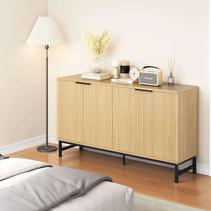 Buffet de cuisine avec portes à motifs ondulés